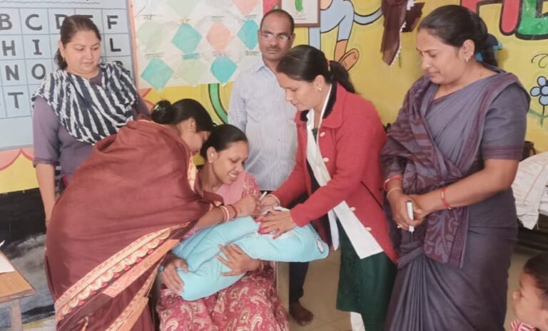 राजनांदगांव : लखोली में पार्षद निर्मलकर ने पिलाई बच्चों को पोलियों खुराक