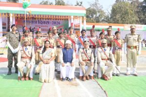 मोहला : कलेक्टर श्रीमती तुलिका प्रजापति ने कलेक्टोरेट में फहराया तिरंगा