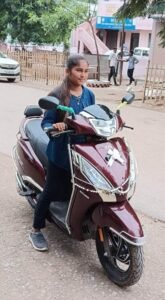 राजनांदगांव : मुख्यमंत्री नोनी बाबू मेधावी शिक्षा प्रोत्साहन योजना से भूमिका को मिली स्कूटी और एक लाख रूपए की राशि