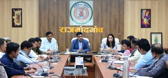 राजनांदगांव : कलेक्टर ने जनदर्शन में संवेदनशीलतापूर्वक सुनी नागरिकों की समस्याएं