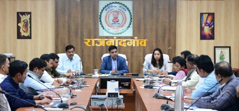 राजनांदगांव : कलेक्टर ने जनदर्शन में संवेदनशीलतापूर्वक सुनी नागरिकों की समस्याएं