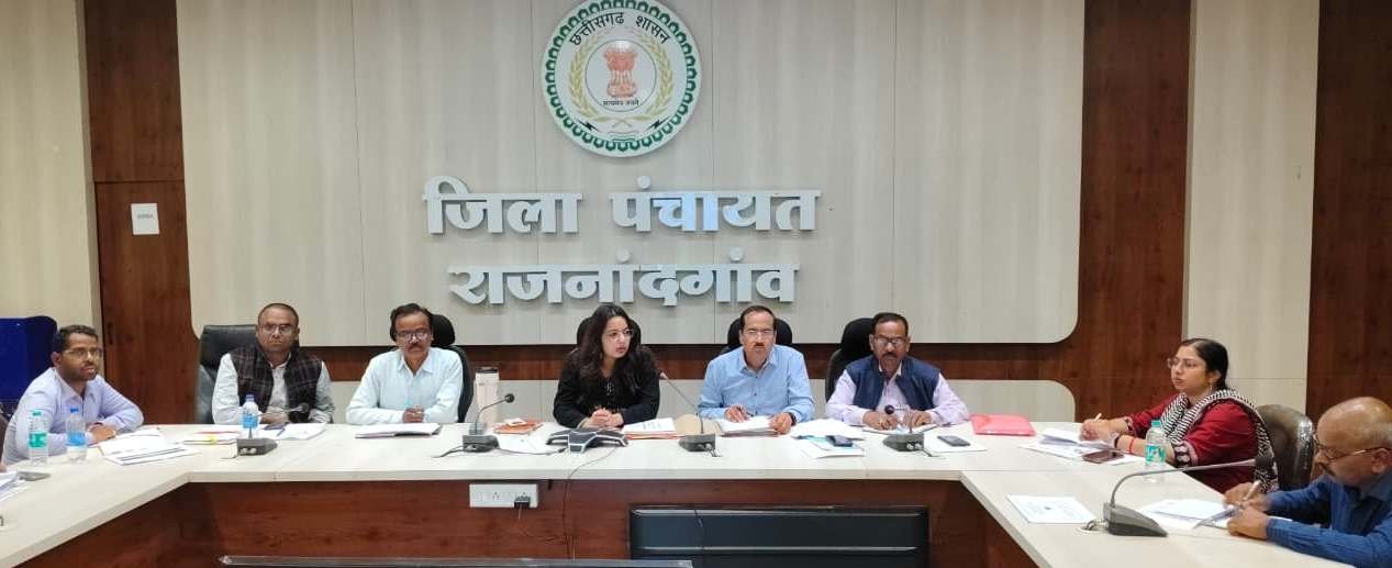 राजनांदगांव : सीईओ जिला पंचायत ने की ग्रामीण विकास कार्यों की समीक्षा