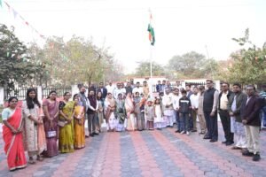 राजनांदगांव : गणतंत्र दिवस के अवसर पर जिला पंचायत अध्यक्ष किरण वैष्णव ने जिला पंचायत परिसर में किया ध्वजारोहण