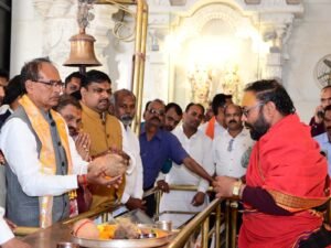 राजनांदगांव : केन्द्रीय कृषि एवं किसान कल्याण मंत्री शिवराज सिंह चौहान ने मां बम्लेश्वरी मंदिर पहुंचकर पूजा-अर्चना की