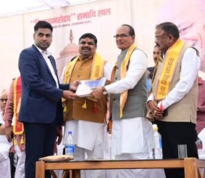 राजनांदगांव : केन्द्रीय मंत्री शिवराज सिंह चौहान को कलेक्टर एवं एसपी ने छत्तीसगढ़ पर आधारित किताब की भेंट