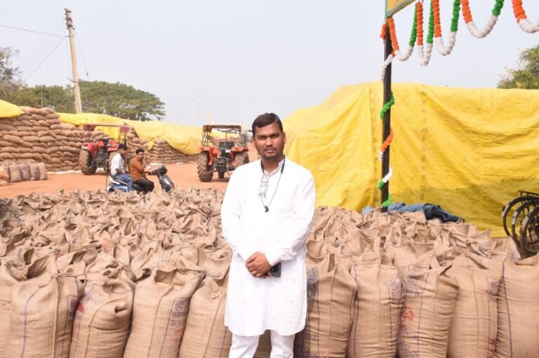 राजनांदगांव : शासन द्वारा पूरा धान खरीदने से किसान देवल साहू के चेहरे में झलकी खुशी