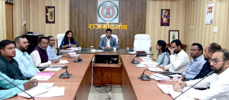 राजनांदगांव : स्वीकृत निर्माण कार्यों को शीघ्र प्रारंभ कर समय-सीमा में करें पूर्ण - कलेक्टर