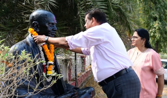 राजनांदगांव : राष्ट्रपिता महात्मा गांधी की पुण्यतिथि पर दी गई श्रद्धांजलि राजनांदगांव : राष्ट्रपिता महात्मा गांधी की पुण्यतिथि पर दी गई श्रद्धांजलि