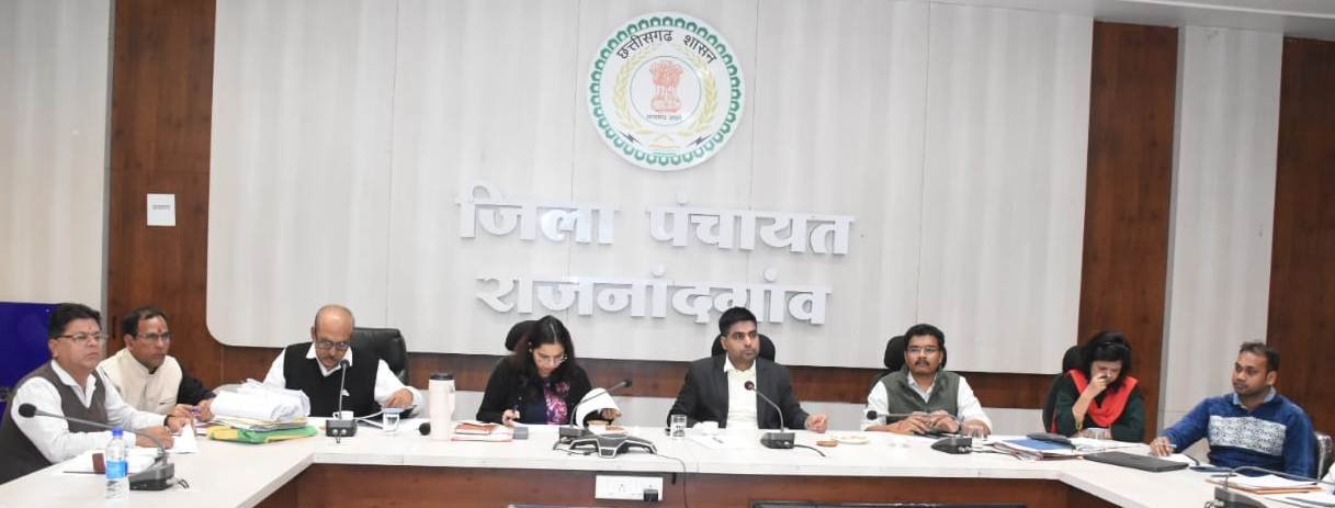 राजनांदगांव : कलेक्टर ने प्राचार्य, बीईओ, गणित एवं अंग्रेजी विषय के शिक्षकों की ली बैठक