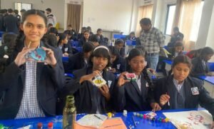 राजनांदगांव : स्टोन आर्ट गतिविधि में प्रयास आवासीय विद्यालय के बच्चों ने पत्थरों को रंगकर पर अपनी कला को उकेरा