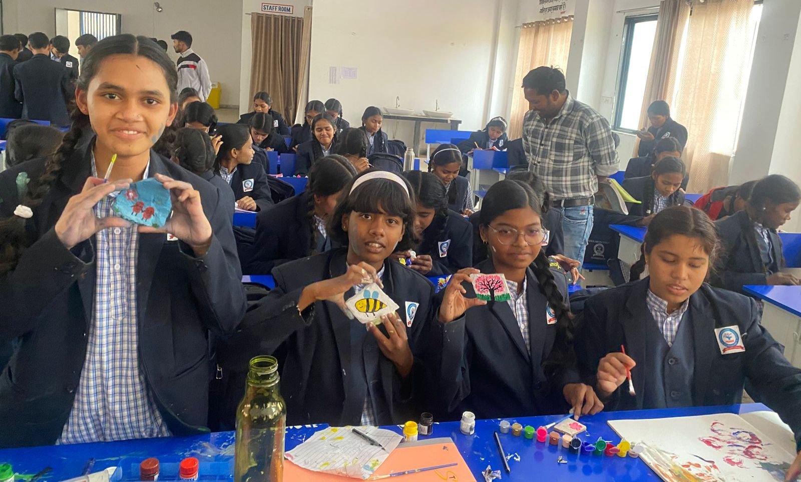 राजनांदगांव : स्टोन आर्ट गतिविधि में प्रयास आवासीय विद्यालय के बच्चों ने पत्थरों को रंगकर पर अपनी कला को उकेरा