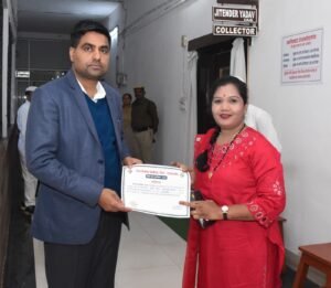 राजनांदगांव : कलेक्टर ने एसआईआर अंतर्गत उत्कृष्ट कार्य करने वाले बीएलओ को प्रशस्ति पत्र प्रदान कर किया सम्मानित