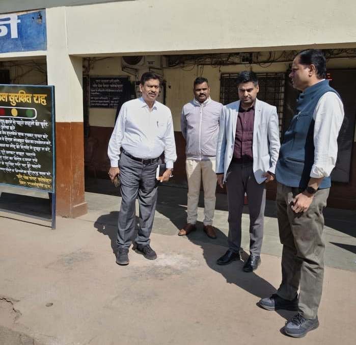 राजनांदगांव : संभागायुक्त सत्यनारायण राठौर ने अंतर्राज्यीय सीमा पाटेकोहरा बेरियर का किया औचक निरीक्षण