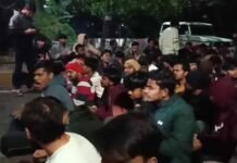 हॉस्टल मेस में खराब खाना बांटने पर घासीदास यूनिवर्सिटी के स्टूडेंट्स ने कुलपति निवास घेरा