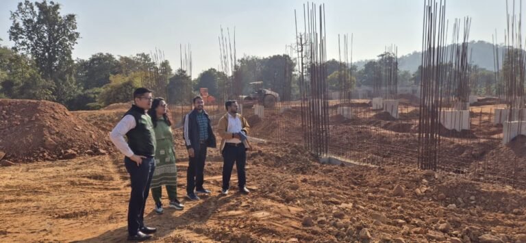  मोहला : कलेक्टर प्रजापति ने निर्माणाधीन कार्यों का किया निरीक्षण, कार्य प्रगति की ली जानकारी