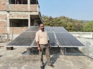 मोहला :सौर ऊर्जा से रोशन हुआ नगर पंचायत अध्यक्ष मानिकपुरी का घर, नागरिकों को किया प्रेरित