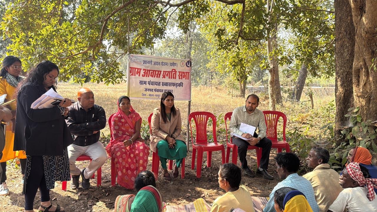 मोहला : सीईओ जिला पंचायत चंद्राकर ने की आवास प्रगति की समीक्षा