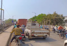 राजनांदगांव : ओवरब्रिज पर बड़े वाहनों के खराब होने से बार-बार लग रहा है जाम…