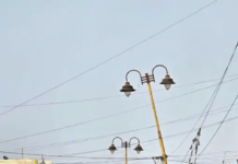 राजनांदगांव : तिरछा खंभा, लटकते तार… हादसे का इंतजार…