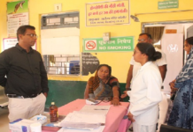 CG : कलेक्टर ने प्राथमिक स्वास्थ्य केंद्र में आए मरीजों से सीधे संवाद कर पूछा उनका हालचाल…