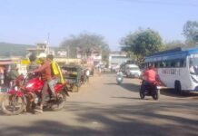 किरगी पंचायत में नहीं है ऑटो स्टैंड की सुविधा पंचायत नहीं है खतरों से खाली