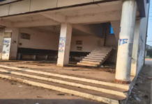 राजनांदगांव : शहर के हाईटेक बस स्टैंड में बने प्रतीक्षालय में गंदगी , यात्रियों को यहां बैठने की सुविधा नहीं…