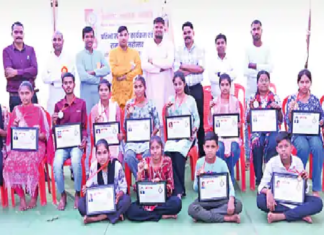 राजनांदगांव : कक्षा 10वीं व 12वीं में 75 प्रतिशत से अधिक अंक प्राप्त करने वाले 10 छात्र-छात्राओं को नकद राशि व मेडल प्रदान कर सम्मानित किया गया…