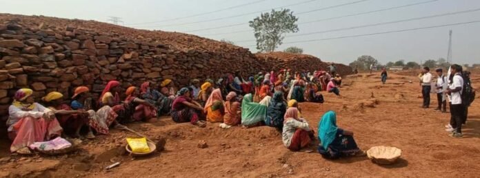 राजनांदगांव : मनरेगा स्थल पर ग्रामीण पालकों को किया गया जागरूक