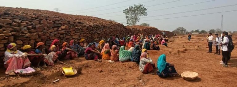 राजनांदगांव : मनरेगा स्थल पर ग्रामीण पालकों को किया गया जागरूक