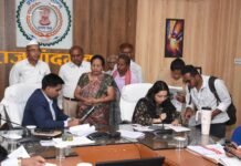 राजनांदगांव : कलेक्टर ने जनदर्शन में गंभीरता से सुनी नागरिकों की समस्याएं राजनांदगांव : कलेक्टर ने जनदर्शन में गंभीरता से सुनी नागरिकों की समस्याएं