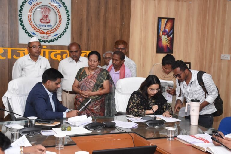 राजनांदगांव : कलेक्टर ने जनदर्शन में गंभीरता से सुनी नागरिकों की समस्याएं