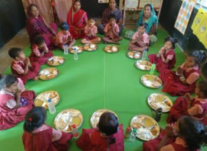 राजनांदगांव : ग्राम रानीतलाब के आंगनबाड़ी केन्द्र में बच्चों के लिए तिथि भोजन का आयोजन