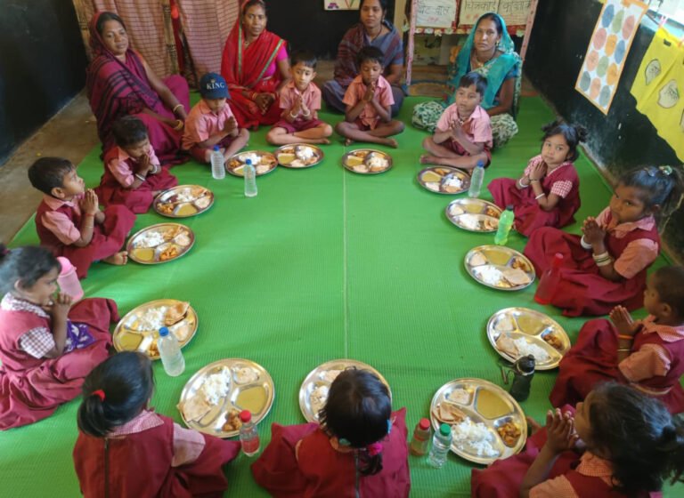 राजनांदगांव : ग्राम रानीतलाब के आंगनबाड़ी केन्द्र में बच्चों के लिए तिथि भोजन का आयोजन