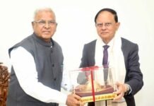 राज्यपाल मंगुभाई पटेल से प्रधानमंत्री के प्रमुख सचिव डॉ. पी.के. मिश्रा की सौजन्य भेंट