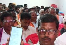 राजनांदगांव : किसान जशवंत साहू ने मोबाईल पर आए मैसेज को दिखाकर जाहिर की अपनी खुशी राजनांदगांव : किसान जशवंत साहू ने मोबाईल पर आए मैसेज को दिखाकर जाहिर की अपनी खुशी