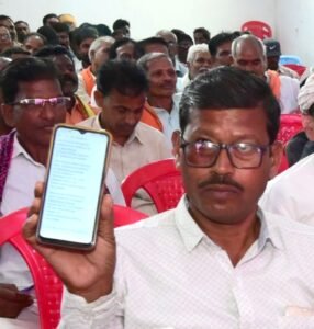 राजनांदगांव : किसान जशवंत साहू ने मोबाईल पर आए मैसेज को दिखाकर जाहिर की अपनी खुशी