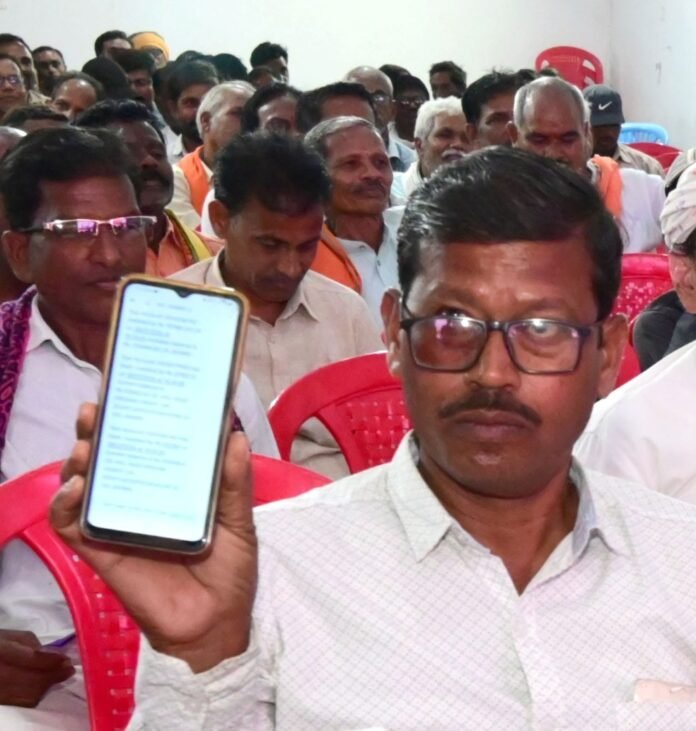 राजनांदगांव : किसान जशवंत साहू ने मोबाईल पर आए मैसेज को दिखाकर जाहिर की अपनी खुशी