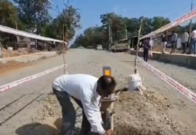 CG : हैंडपंप के पास मंडरा रही मौत, ग्रामीण आखिर करें तो करें क्या? …