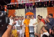 आध्यात्मिक मुलाकात: मुख्यमंत्री विष्णुदेव साय ने स्वामी कैलाशानंद गिरी से की विचार-विमर्श