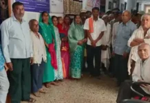 Rajnandgaon : ग्रामीणों ने प्रभारी प्राचार्य को यथावत रखने की मांग को लेकर कलेक्ट्रेट पहुंचे…