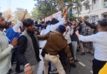 भोपाल में भाजपा कार्यकर्ताओं का हमला: कांग्रेस कार्यालय में घुसकर तोड़े खिड़कियों के शीशे