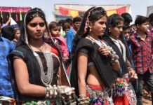 भगोरिया हाट में मची उत्सव की रौनक, युवा और बुजुर्ग पारंपरिक अंदाज में हुए शामिल