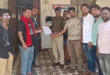 गाय को कुल्हाड़ी से मार घायल करने पर गुस्साए बजरंग दल वाले थाने मै की शिकायत