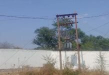 लटकते तारों और जर्जर बाउंड्री के बीच पढ़ाई को मजबूर नन्हे कदम