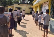 विद्यार्थियों की दिनचर्या में शामिल हुआ अखबार वाचन