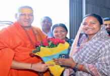 लक्ष्मी राजवाड़े ने निरंजनी पीठाधीश्वर स्वामी कैलाशानंद गिरी जी महाराज से लिया आशीर्वाद