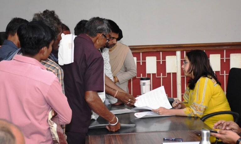 राजनांदगांव : सीईओ जिला पंचायत ने जनदर्शन में सुनी जनसामान्य की समस्याएं