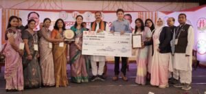 राजनांदगांव : जनस्वास्थ्य संरक्षण की दिशा में किए गए उत्कृष्ट कार्यों के लिए आयुष पॉलीक्लिनिक को प्रथम पुरस्कार एवं शासकीय आयुर्वेद औषधालय बेलरगोंदी को तृतीय पुरस्कार से किया गया सम्मानित