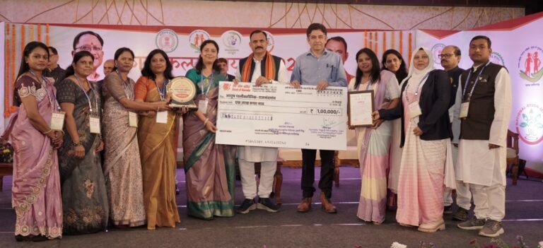 राजनांदगांव : जनस्वास्थ्य संरक्षण की दिशा में किए गए उत्कृष्ट कार्यों के लिए आयुष पॉलीक्लिनिक को प्रथम पुरस्कार एवं शासकीय आयुर्वेद औषधालय बेलरगोंदी को तृतीय पुरस्कार से किया गया सम्मानित