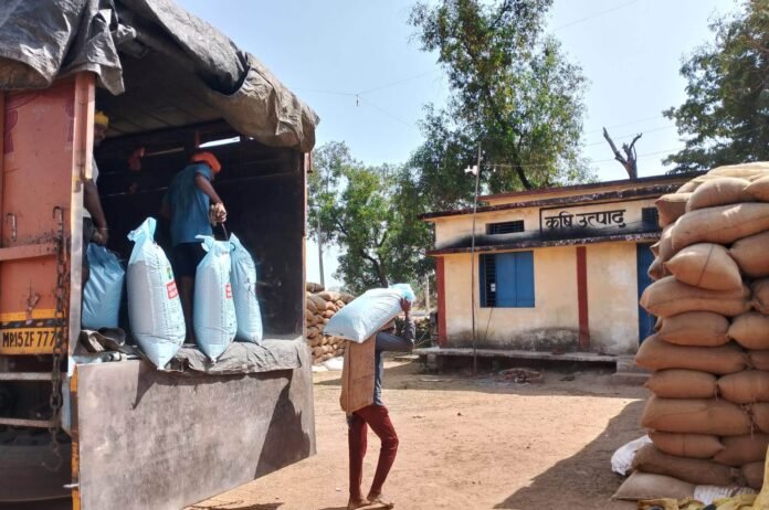 राजनांदगांव : 1 फरवरी से किसानों के लिए प्रारंभ हुआ अग्रिम खाद उठाव